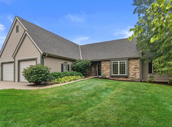 8361 S 44th St, Franklin, WI 53132