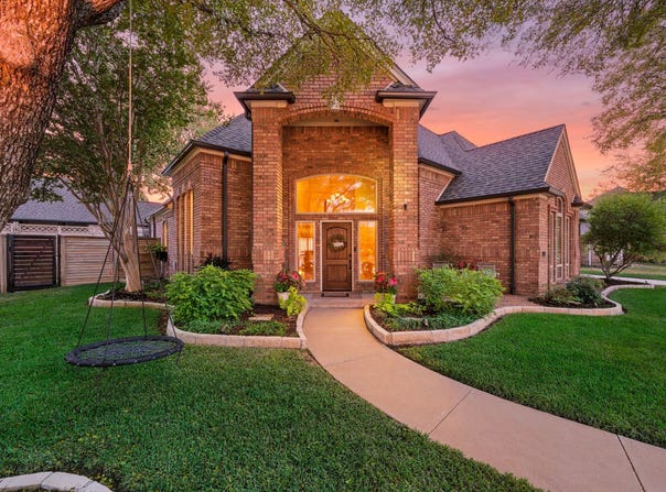 2736 Woodbridge Drive, Hurst, TX 76054