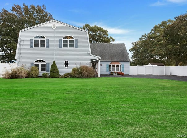 963 Sycamore Avenue, Bohemia, NY 11716