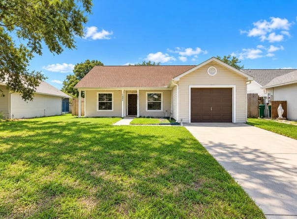 2657 WINCHESTER Circle, EUSTIS, FL 32726
