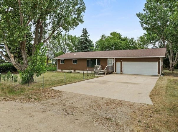 210 2nd St, Ross, ND 58776
