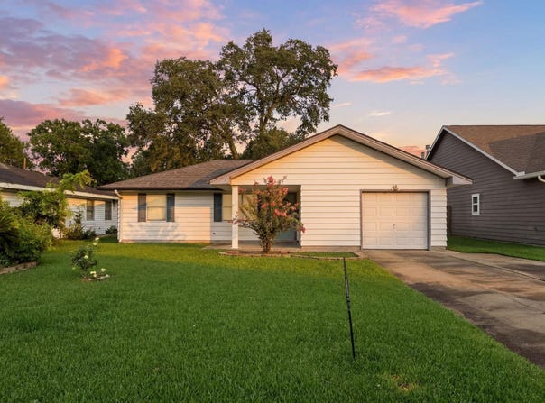 1440 Avenue E, Nederland, TX 77627