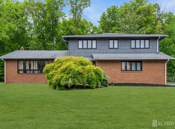 16 Woodmere Road, North Brunswick, NJ 08902