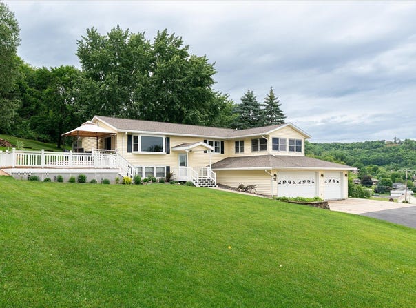 731 4th St N, La Crescent, MN 55947