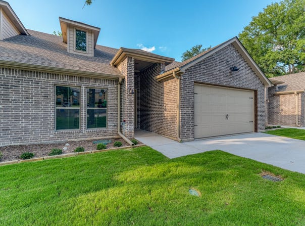 506 W OAK Street, Weatherford, TX 76086