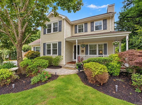 15 Winnecomac Circle, Kings Park, NY 11754