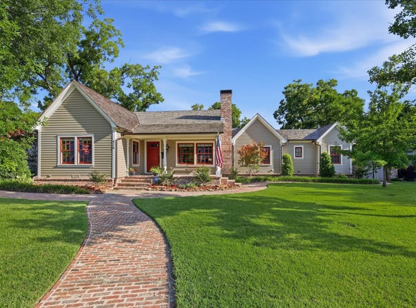 426 E Texas Street, Grapevine, TX 76051