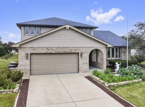 18800 Dickens Drive, Mokena, IL 60448
