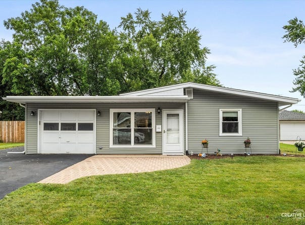 15 Cedar Drive, North Aurora, IL 60542