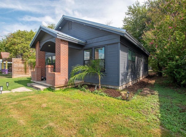 207 S Chestnut St, Lampasas, TX 76550