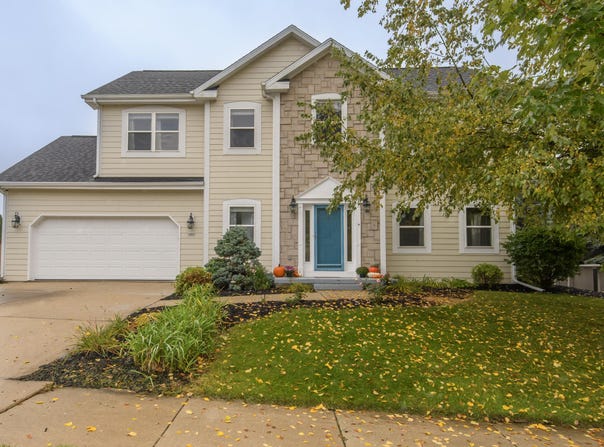 1887 Wayside Dr, Hartford, WI 53027