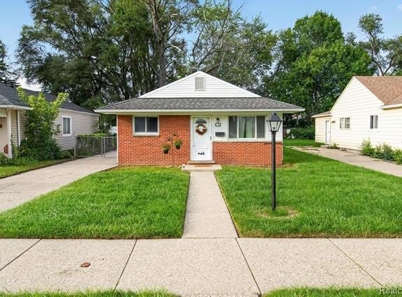 2199 Pearl Avenue, Warren, MI 48091