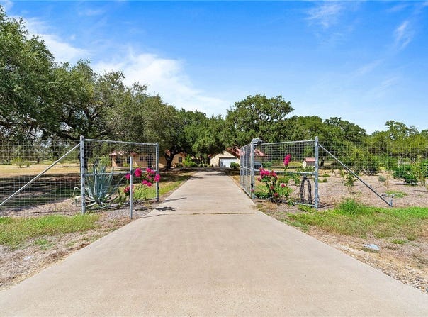 555 Silver Creek, Sinton, TX 78387