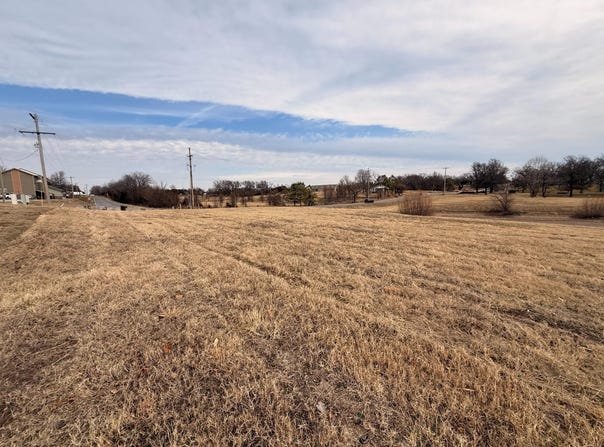 Raintree Circle, Loma Linda, MO 64804