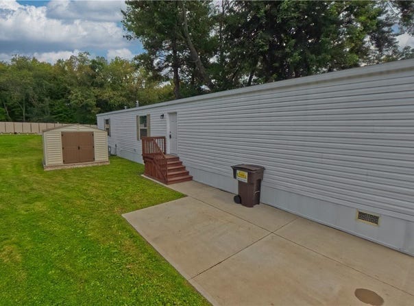 1006 S park circle, Brookfield, OH 44403