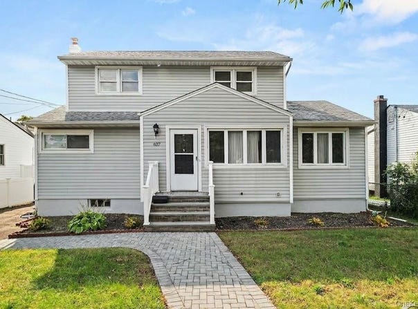 607 N Monroe Avenue, Lindenhurst, NY 11757