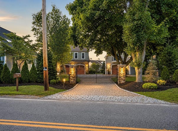 11 Post Road, North Hampton, NH 03862