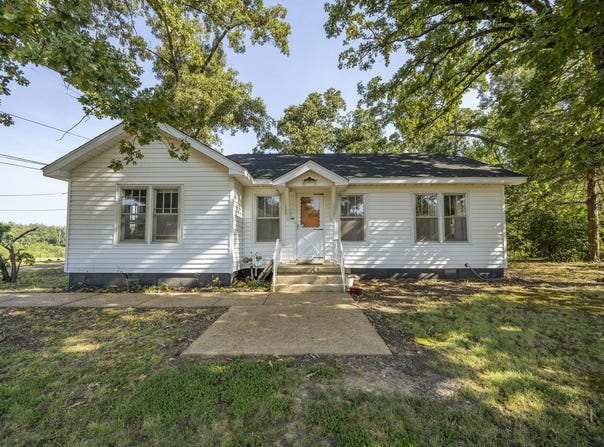 340 OAK St, Savannah, TN 38372