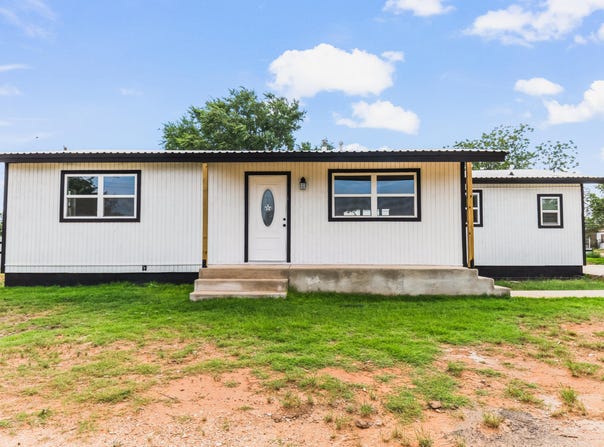 401 E 8th Street, Sundown, TX 79372