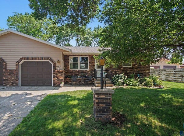 413 SE 8th St, Madison, SD 57042
