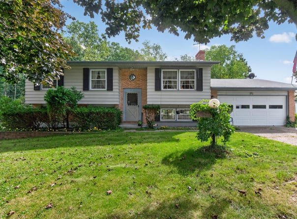 611 Charleston Road, Lansing, MI 48917