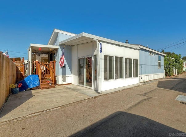 7495 Oakland Rd, La Mesa, CA 91942