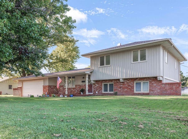 810 W 25th Ave, Hutchinson, KS 67502