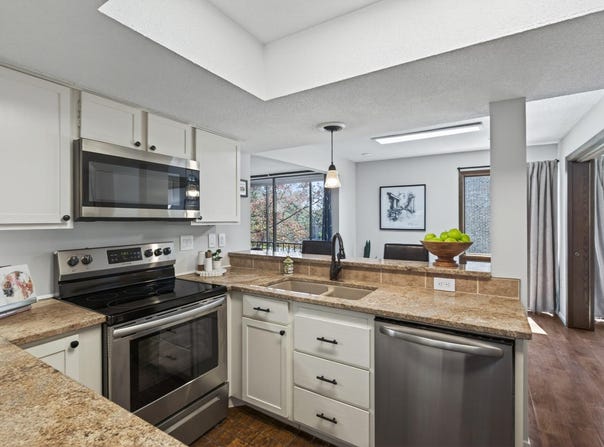 6085 Lincoln Drive, Edina, MN 55436