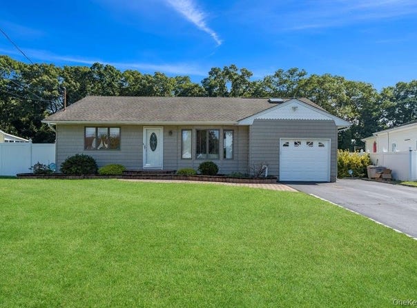 21 Seusing Boulevard, Ronkonkoma, NY 11779