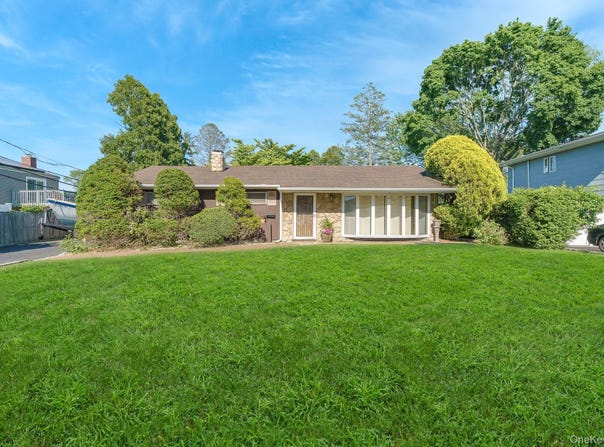 10 Rye Place, Commack, NY 11725