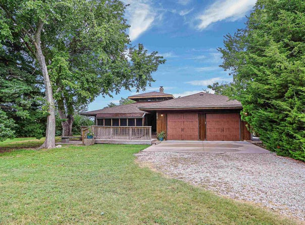 2910 Lakewood Drive, Manhattan, KS 66503
