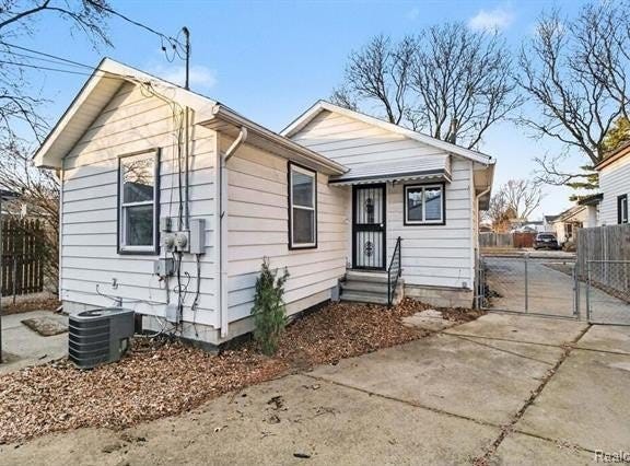 1228 E Jarvis Avenue, Hazel Park, MI 48030