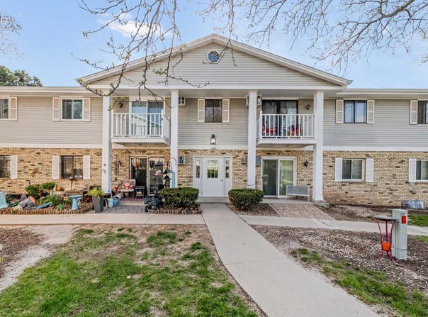 1226 E Decorah Rd, West Bend, WI 53095