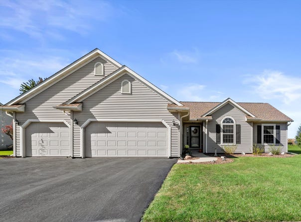 521 Tomahawk Dr, Twin Lakes, WI 53181