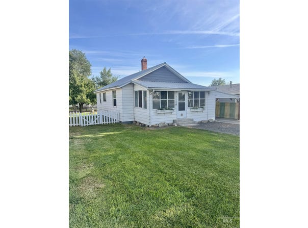 112 6th St, Filer, ID 83301
