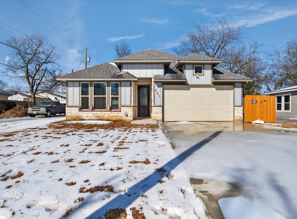 601 E Willingham Street, Cleburne, TX 76031