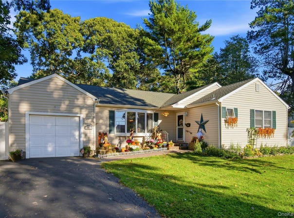 35 Wyant Avenue, Ronkonkoma, NY 11779