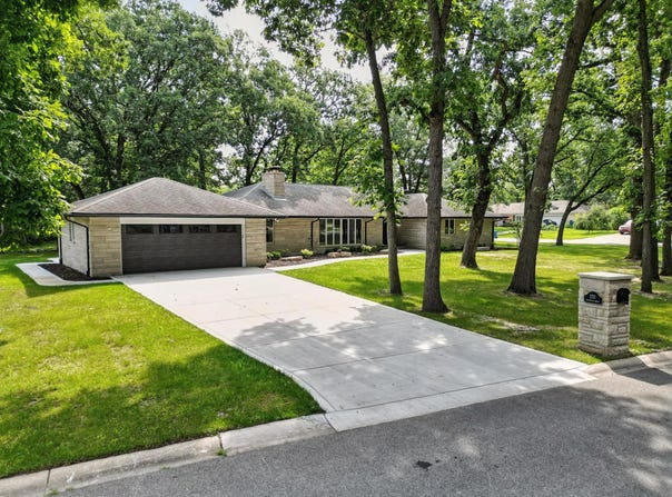2711 Edgewood Drive, Dyer, IN 46311
