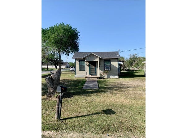 501 E Commons Street, Refugio, TX 78377