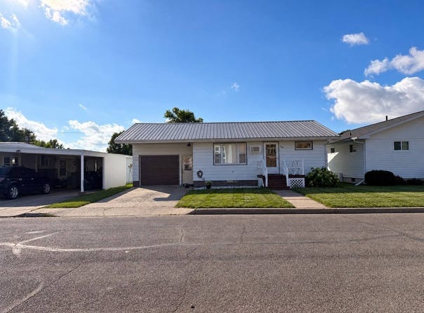 108 8th St S, Wishek, ND 58495
