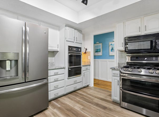2112 N SUNSET Dr, Layton, UT 84040