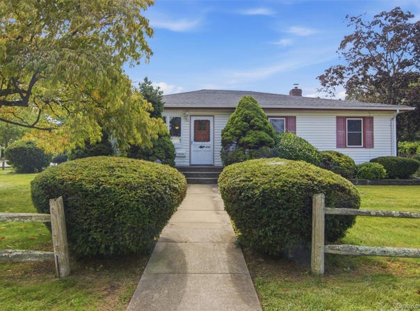 439 9th Street, West Babylon, NY 11704