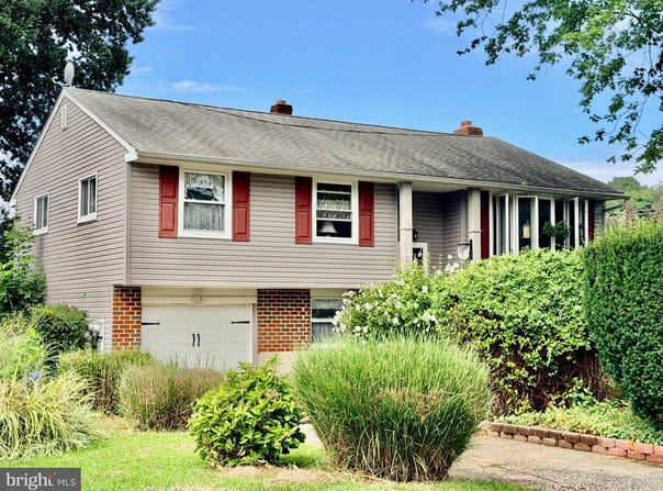 172 BLACKTHORNE Lane, ASTON, PA 19014