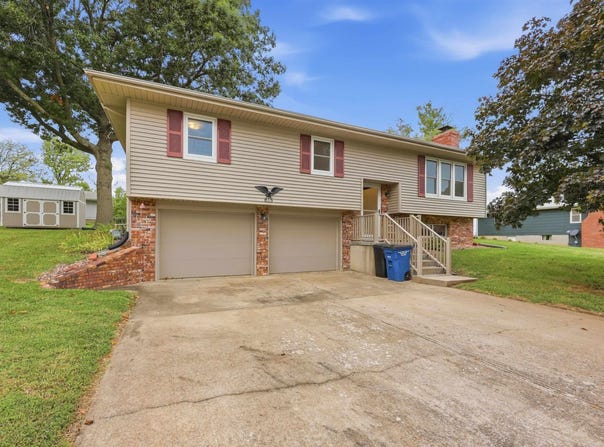 615 Sunset LN, Overbrook, KS 66524