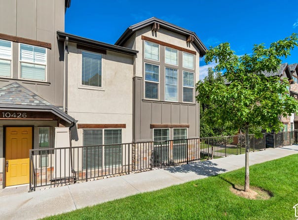 10422 S BEETDIGGER Blvd, Sandy, UT 84070