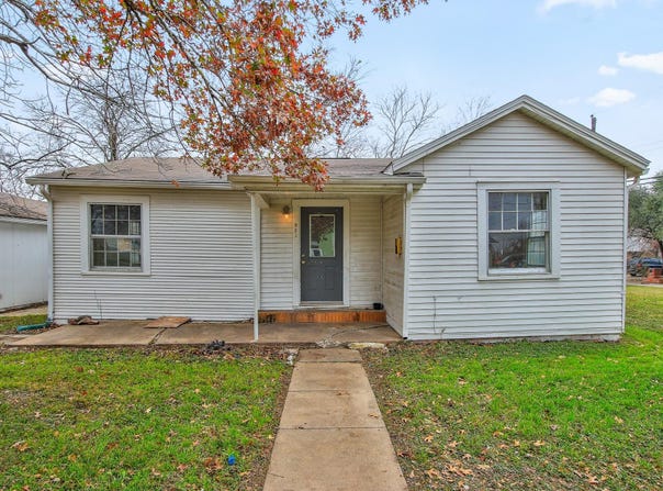 921 W 5th St, Taylor, TX 76574