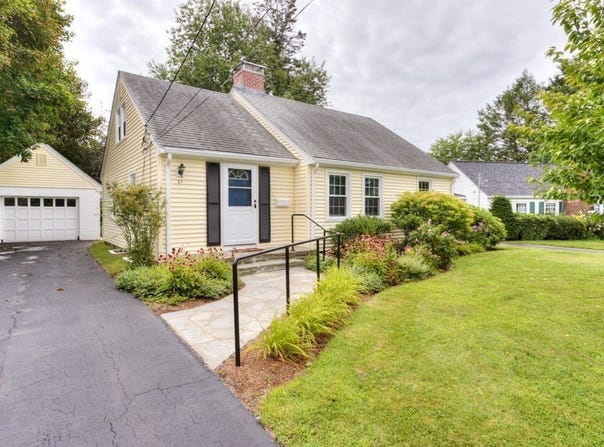 27 Mayflower Circle, Worcester, MA 01606