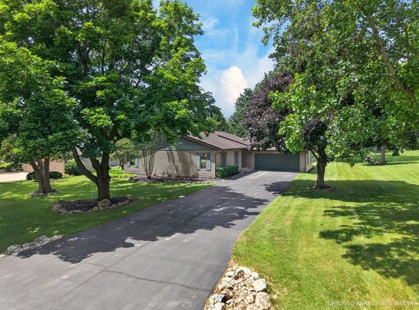 10062 Jesters Row, Roscoe, IL 61073