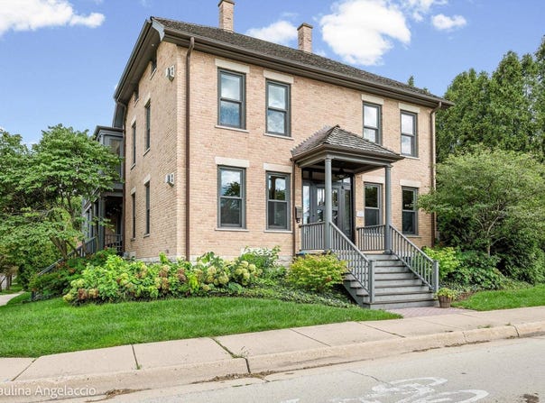 203 Dundee Avenue, Barrington, IL 60010
