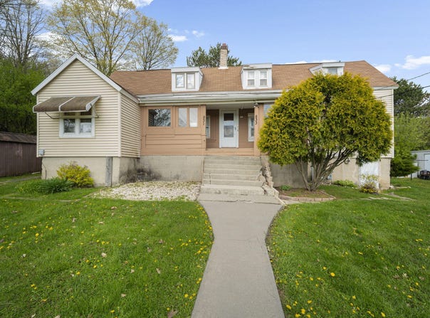 831 N Silverbrook Dr, West Bend, WI 53090